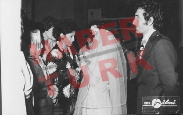 Elaz Ticaret Lisesi'nin tozlu raflarndan karlan CHP Genel Bakan Kemal Kldarolu'na ait dosyada, sararm okul fotoraflarnn yan sra, ders notlarnn da yerald grld.