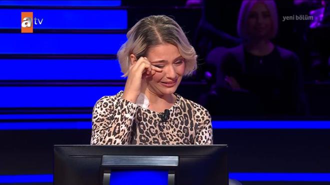 <p><strong>�K� AYLIK EVL�L�K VE 4 YA�INDAK� KIZI DEFNE EDA</strong></p><p>Ya�ad��� ruhsal bunal�m d�neminde, �niversite e�itimi i�in gitti�i Mardin'de duygusal bir bo�lukla evlilik karar� ald���n� belirten yar��mac�, sadece <strong>iki ay s�ren</strong> bu evlili�in ard�ndan bo�and���n� s�yledi. Bu evlilikten d�nyaya gelen ve �u an 4 ya��nda olan k�z� <strong>Defne Eda</strong>'y� tek ba��na b�y�tt���n� belirten Bi�er, <strong>"Onu sevgiyle ye�ertiyorum"</strong>diyerek anneli�e bak�� a��s�n� vurgulad�.</p>