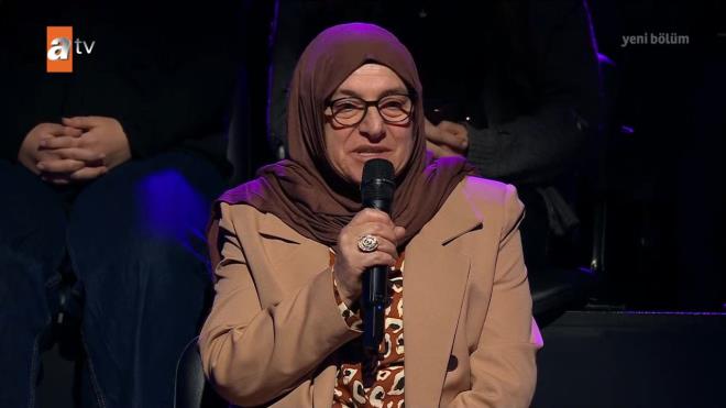 <p><strong>MELAHAT HANIM'DAN DUYGU Y�KL� S�ZLER: "TEK �STE��M SA�LI�I"</strong></p><p>Melahat Han�m, 66 ya��nda ve Bursa do�umlu oldu�unu belirterek s�ze ba�lad�. 43 ya��ndayken Bahar'� evlat edindi�ini ve o g�nden bu yana t�m hayat�n� ona adad���n� ifade eden Melahat Han�m �ncelikli temennisinin k�z�n�n bir an evvel sa�l���na kavu�mas� oldu�unu vurgulad�.</p>