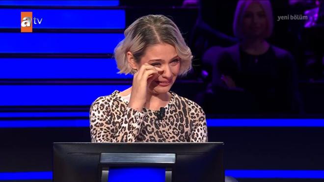 Haftada iki g�n diyaliz tedavisi g�ren 23 ya��ndaki Bahar Bi�er 18 Ocak ak�am� yay�nlanan Kim Milyoner Olmak �ster program�nda; evlatl�k edinilme s�recinden erken ya�ta yapt��� hatal� evlili�e ve biyolojik annesinin organ ba����n� reddetmesine kadar uzanan film gibi hayat�n� anlatt�.