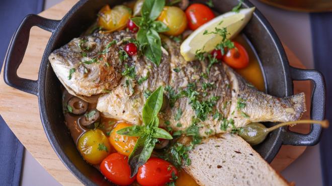 <p><strong>D�NYADA EN FAZLA BALIK T�KETEN �LKE: ��N</strong></p><p>◾Deniz �r�nleri hemen her k�lt�rde �nemli bir yere sahip olsa da, toplam t�ketim s�z konusu oldu�unda �in a��k ara lider konumda bulunuyor.</p><p>◾D�nya N�fus �ncelemesi verilerine g�re �in, <strong><span style="background-color:#FFF0F5">y�lda 60.541 ton bal�k t�keterek</span></strong> di�er t�m �lkeleri geride b�rak�yor. Bu rakam,<span style="color:#F0FFF0"></span><span style="background-color:#E6E6FA">y�ll�k 12.554 ton t�ketimle ikinci s�rada yer alan Hindistan'�n neredeyse be� kat�. Ayr�ca �in, k�resel bal�k ticaretinde de zirvede yer al�yor ve yaln�zca bu alandan 104 milyar dolarl�k gelir elde ediyor.</span></p>