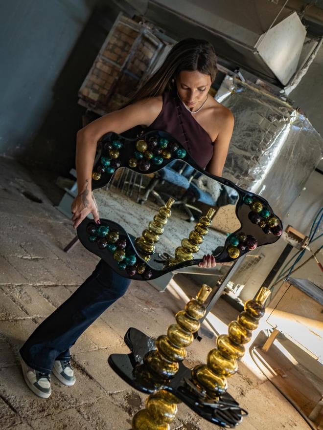 Marka tan�t�m�n�n ard�ndan stantta e�yalar�n topland��� anlar� da videoya alan Zehra �ilingiro�lu, bu �zel anlar� sosyal medya hesab�ndan payla�t�.