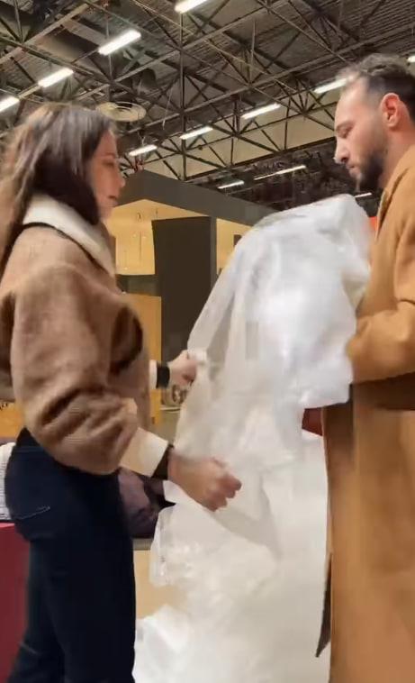 �ilingiro�lu, <strong>"Yorucu ba�lad� ama �ok g�zel bitti. Bu yolculuk kendime bir ad�m daha yakla�mama sebep oldu. Farkl� bak�� a��lar�yla b�y�d���m bir yolun sonu? Marjes Studio olarak Maison&amp;Objet fuar�nda 5. g�n�n sonuna geldik. �imdi paketleniyor, �ok g�zel bir an� olarak kald�."</strong>s�zlerini s�yledi.