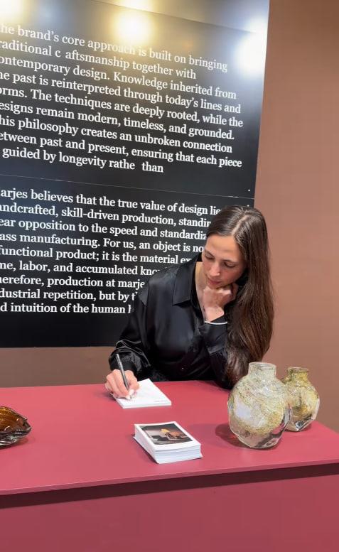 �ilingiro�lu markas� hakk�nda <strong>"Marjes trendleri de�il, zamans�zl��� ve kendi �izgisine sayg�y� savunur. Her par�as� k�kl�, ayaklar� yere basan ve kal�c� bir d�nyan�n par�as�d�r."</strong> s�zlerini ifade etti.