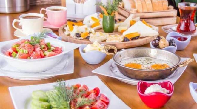 <strong>Protein a��s�ndan zengin, sa�l�kl� ya�larla haz�rlanm�� bir k�� kahvalt�s�, g�n�n ilerleyen saatlerinde daha ge� ac�kman�z� sa�lar. Bu da sa�l�ks�z at��t�rmal�klardan uzak durmam�za olanak tan�r.</strong>