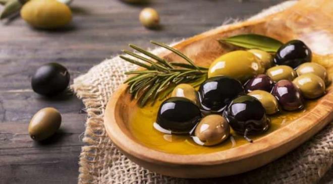 <p><span><strong>AKDEN�Z'�N ALTINI: ZEYT�N</strong></span></p>    <p><strong>K�t� kolesterol� d���rmeye yard�mc� olan zeytin ise, kalp ve damar sa�l���n� korur. H�crelerimiz i�in ger�ek bir koruma kalkan� olan zeytin, d�zenli t�ketimde odaklanmay� art�r�r ve haf�zay� g��lendirir.</strong></p>