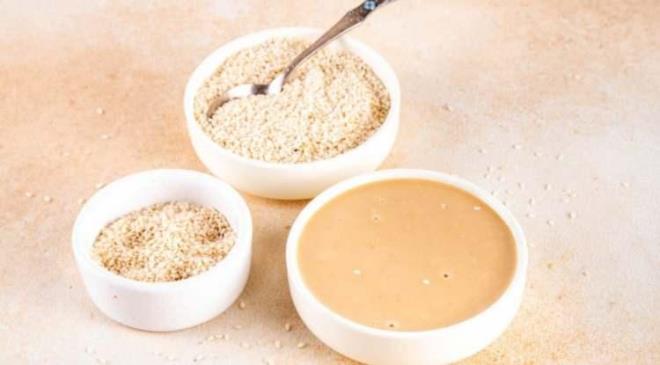 <p><span><strong>TAH�N VE PEKMEZ �K�L�S�NE �ANS VER�N</strong></span></p>    <p><strong>Do�ru besin gruplar�n� taba��n�za davet ederek, hastal�klara kap�y� kapatabilirsiniz. 1 tatl� ka���� tahin ve 1 tatl� ka���� pekmez, k�� g�nlerinde enerji kayna�� olabilir. Kalsiyum, demir ve sa�l�kl� ya�lar a��s�ndan zengin olan bu ikili, halsizlik ve yorgunluk gibi sorunlar� da ortadan kald�rabilir.</strong></p>