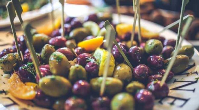 <strong>�zellikle sabahlar� t�ketilen zeytin, ba��rsak hareketlili�ini destekleyerek kab�zl�k gibi sorunlar� ortadan kald�r�r.&nbsp;</strong>