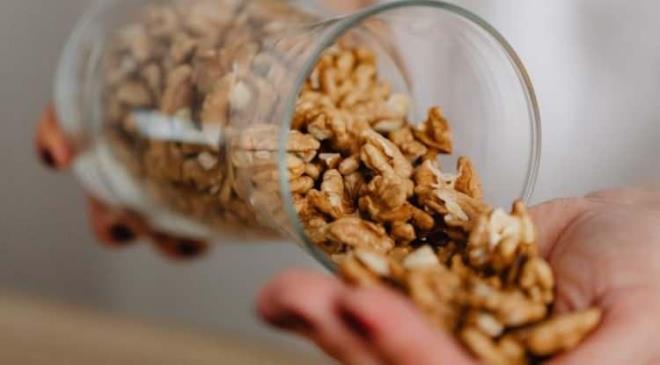 <p><span><strong>TABA�INIZA CEV�Z EKLEMEY� UNUTMAYIN</strong></span></p>    <p><strong>Sa�l�kl� ya�lar denildi�inde unutulmamas� gereken bir di�er besin ise ceviz! Omega-3 i�eri�iyle beyin fonksiyonlar�n� destekleyen ceviz, hem tokluk hissi verir hem de v�cudu korur.</strong></p>