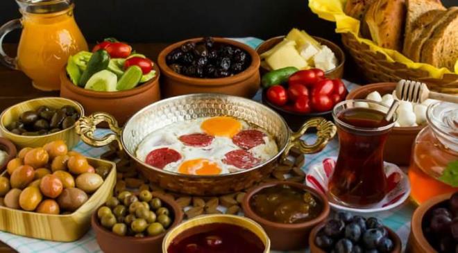 <span><em><strong>Proteinlerin onar�c� g�c�, antioksidanlar�n koruyucu kalkan� ve bol vitaminli sa�l�kl� bir k�� kahvalt�s�, g�n� zinde ve y�ksek bir enerjiyle kar��laman�z� sa�lar. K�� kahvalt�lar�n� sadece a�l��� yat��t�ran bir rutinden ��kartarak bedeni i�eriden �s�tan, zihni berrakla�t�ran ve mevsimsel yorgunlu�a meydan okuyan bir ���ne d�n��t�rmek isterseniz; i�te mucizevi besinler...</strong></em></span>