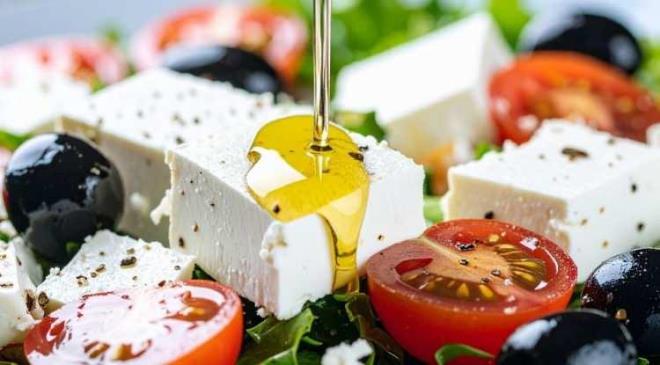 <strong>Antioksidan yap�s� sayesinde h�cresel hasara kar�� koruyan peynir, ba����kl�k sistemini g��lendirir.</strong>