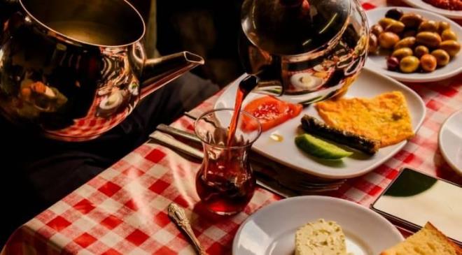 <strong>Do�ru besin gruplar�n� kahvalt� taba��n�za davet ederek, g�n� zinde ve y�ksek bir enerjiyle kar��layabilirsiniz. Mevsimin sundu�u �ifa dolu besinlerle sa�l�kl� bir k�� kahvalt�s� i�in i�te mutlaka t�ketmeniz gereken besinler...</strong>