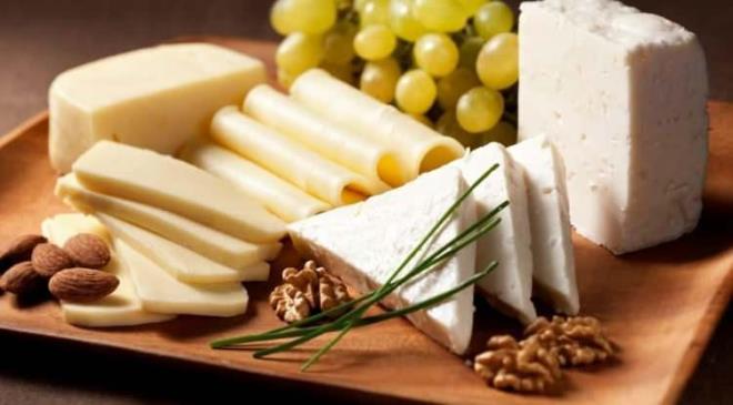 <strong>Ayr�ca kalsiyum kayna�� olarak bilinen ve leziz tad�yla kahvalt� sofralar�n ba� tac� haline gelen peynir, sa�l�k i�in birebir etki sunuyor.&nbsp; Protein, ya� ve mineral kayna�� olarak besin a��s�ndan olduk�a zengin olan peynirde yer alan A, D, K vitaminleri ve �inko kemik sa�l���na katk�da bulunur.</strong>&nbsp;