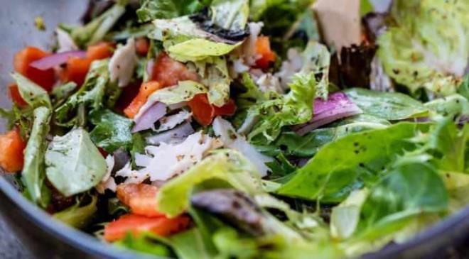 <strong>C vitamini ve demir i�eri�iyle g��l� bir destek sunan bir tutam taze maydanoz, mideyi yat��t�ran ve sindirimi kolayla�t�ran do�al bile�ikler i�eren nane ya da y�ksek miktarda vitamin ve mineral i�eren roka, mutlaka kahvalt� taba��n�zda yer almal�.</strong>