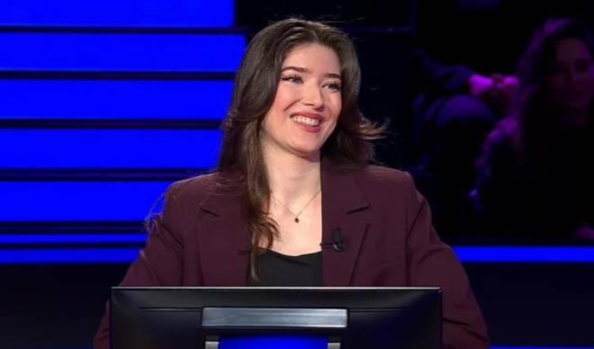 <strong>Program�n son b�l�m�nde performans�yla ad�ndan s�z ettiren Selin Kurano�ullar�, ilk soruda elenerek herkesi �a�k�na �evirdi.</strong>