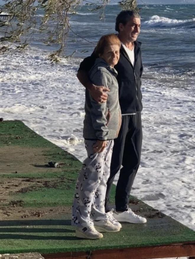 '�yle Bir Ge�er Zaman ki' dizisinde canland�rd��� 'Ali Kaptan' karakteriyle ��hreti yakalayan �imdilerde de 'Te�kilat'ta rol alan Erkan Petekkaya, annesi �erife Petekkaya'y� Alzheimer sebebiyle 2020'de, demans hastas� babas� Ak�n Petekkaya'y� ise 2024'te topra�a vermi�ti.