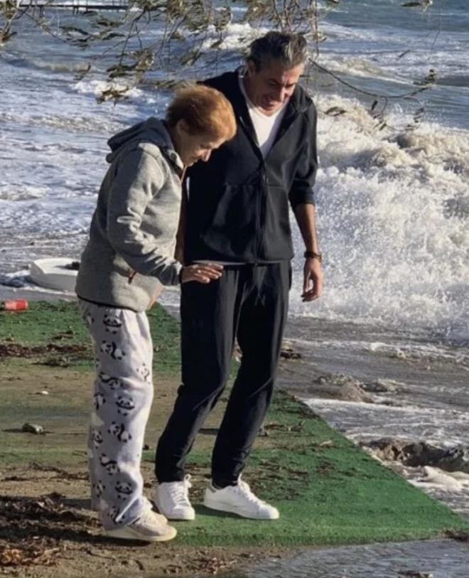 �ok zor bir �ey. O rahats�zl���n asl�nda zorlu�unu �eken yak�n�. T�rkiye Alzheimer Derne�i'ne insanlar�n daha �ok ilgi g�stermesini isterim. Dilerim buradan birileri duyuyorsa bizi e�er... ��nk� ya�l�lar�n hastal��� gibi g�r�nen ama asl�nda ger�ekten �ok zor bir �ey. Evdeki �ocuklar� da b�t�n aileyi, b�t�n s�laleyi, her �eyi etkileyen bir rahats�zl�k" ifadelerini kulland�.