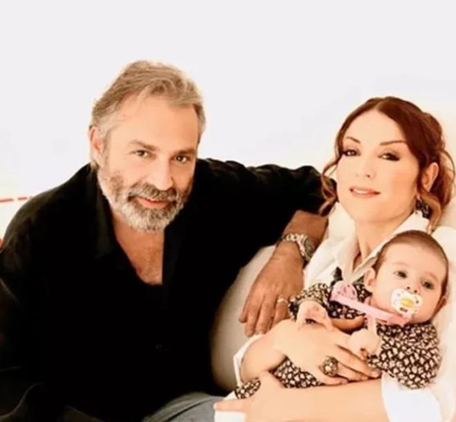 <p><strong>HALUK B�LG�NER �LE OLAYLI BA�LANGI� VE EVL�L�K</strong></p><p>A�k�n Nur Yengi ve Haluk Bilginer birlikteli�i, ba�lad��� d�nemde b�y�k bir magazin f�rt�nas�na neden olmu�tu. Haluk Bilginer'in Zuhal Olcay ile olan evlili�inin biti� nedeni olarak g�sterilen bu ili�ki, 2006 y�l�nda resmiyete d�k�ld�. �ift, ayn� y�l k�zlar� Nazl�'y� kuca��na alarak mutluluklar�n� ta�land�rd�. Ancak 6 y�l s�ren bu evlilik, 2012 y�l�nda tek celsede sona erdi.</p>