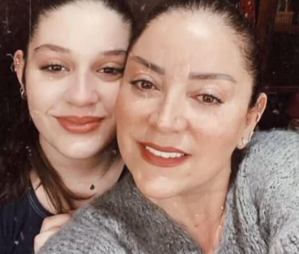 <p><strong>G�ZLERDEN UZAK B�Y�YEN B�R EVLAT: NAZLI B�LG�NER</strong></p><p>�iftin k�zlar� Nazl� Bilginer, �imdilerde 18 ya��nda gen� bir k�z. Anne ve babas� taraf�ndan kameralardan ve magazin fig�r� olmaktan �zenle uzak tutulan Nazl�, e�itim hayat�na odaklanm�� durumda. Yengi, ge�ti�imiz aylarda k�z�n�n do�um g�n�n� sahnede kutlarken duygusal anlar ya�am�� ve<strong><em>"�mr�m senin olsun"</em></strong>diyerek k�z�na olan d��k�nl���n� bir kez daha dile getirmi�ti.</p>