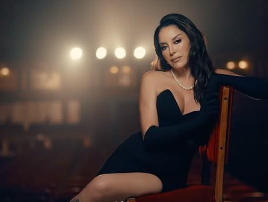 <p><strong>FIRTINADAN D�NG�NL��E: A�KIN NUR YENG�'N�N A�K VE A�LE DOSYASI</strong></p><p>A�k�n Nur Yengi'nin �zel hayat�, b�y�k ba�ar�lar�n yan� s�ra toplumsal haf�zada yer eden �nemli d�neme�lerle dolu.</p>