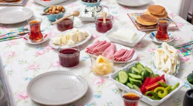 <p><span><strong>KAHVALTI SAAT� NASIL OLMALI?</strong></span></p>    <p><strong>Uzmanlara g�re kahvalt� saati, v�cudunuzun biyolojik saati olan sirkadiyen ritme g�re temellenmeli. Beslenme uzmanlar�n�n �o�u, kahvalt�n�n uyand�ktan sonraki ilk 30 ila 60 dakika i�inde yap�lmas�n� tavsiye eder. Uyand�ktan k�sa bir s�re sonra yap�lan dengeli bir kahvalt�, ins�lin salg�lanmas�n� sa�layarak hormonal dengeyi korur ve g�n i�indeki a�l�k krizlerinin �n�ne ge�er.</strong></p>