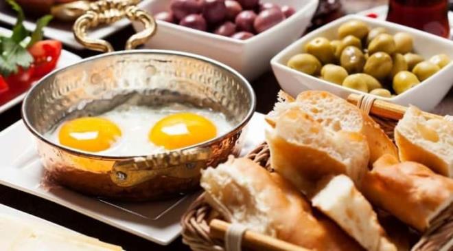 <strong>�te yandan; uzmanlar 'gece a�l���' s�resine de vurgu yapmaktad�r. Ak�am yeme�i ile ertesi g�n�n ilk ���n� aras�nda en az 12 saat olmas�, metabolizman�n d�zenli �al��mas�na olanak tan�r.</strong>