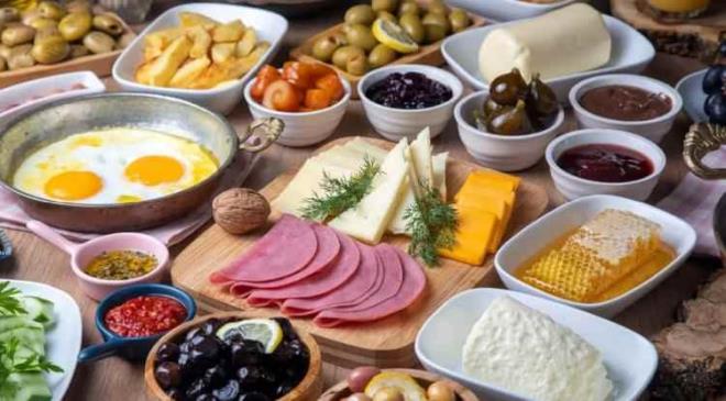 <span><em><strong>Zihin berrakl���ndan, beden sa�l���na kadar �nemli bir etkisi bulunan kahvalt�n�n besleyici olmas�n�n yan� s�ra g�n�n hangi saatinde tercih edilmesi gerekti�i de olduk�a �nemli. Kimileri g�ne mutlaka kahvalt�yla ba�larken, kimileri ise daha ge� saatlerde kahvalt� rutini olu�turmay� tercih ediyor. Peki, kahvalt� i�in en do�ru saat hangisi?</strong></em></span>