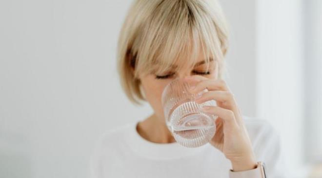 <strong>G�ne ba�larken ilk yap�lmas� gereken 'su' i�mek olmal�. Sindirim sistemini uyand�rmak ve v�cudun temel ihtiyac�n� ihmal etmemek �nemli.</strong>