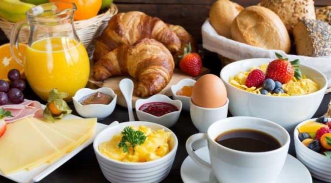 <strong>Kahvalt�da, yumurta, peynir, zeytin, bol ye�illik ve sa�l�kl� ya�lar gibi protein ve lif odakl� bir tabak haz�rlamak kadar; g�n�n hangi saatinde bu ���n� tercih etmemiz gerekti�i �nemli bir soru i�areti olu�turuyor.</strong>