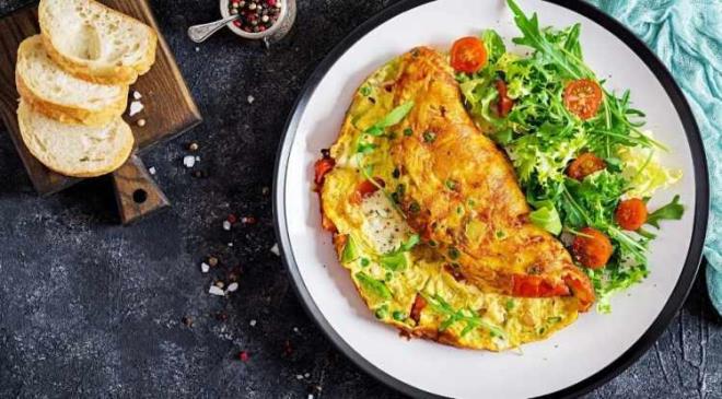 <p><span><strong>KAHVALTIYI ES GE��YORSANIZ BU TAVS�YELERE D�KKAT!</strong></span></p>    <p><strong>E�er kahvalt� ���n�ne yer vermekten ka��n�yorsan�z; g�n�n geri kalan�nda beslenme dengesini korumaya �zen g�stermelisiniz ��nk� kahvalt� yapmayan ki�iler g�n i�inde a��r� a�l�kla ���nleri b�y�tebiliyor ya da ak�am saatlerinde kontrols�z yeme e�ilimine girebiliyor. Bundan dolay�, ��le ve ak�am ���nlerinde protein, sebze ve lif dengesini sa�laman�z olduk�a �nemli.</strong></p>