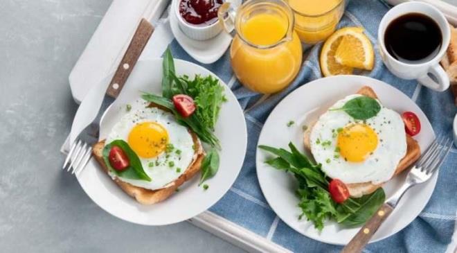 <strong>Gece boyunca uzun s�reli a�l�ktan sonra v�cudumuzdaki glikojen depolar� t�kenir ve kan �ekeri dalgalanmalar�na daha a��k hale gelebiliriz. Bu noktada kahvalt�, v�cudumuz i�in gerekli olan k�v�lc�m� sa�layarak kan �ekerini dengeler ve metabolizmay� harekete ge�iren temel kuvvet olur.</strong>