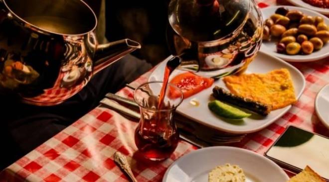 <strong>G�ne enerjik ve sa�l�kl� bir ba�lang�� yapman�n s�rr� olan kahvalt�, kimileri i�in vazge�ilmez ���nlerin ba��nda geliyor.&nbsp;</strong>