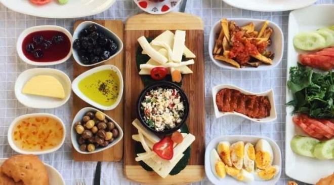 <strong>��eri�i zengin ve dengeli bir kahvalt�, kaslar�m�z�n ve beynimizin ihtiya� duydu�u enerjiyi sa�layarak sa�l���m�z� destekler.&nbsp;</strong>