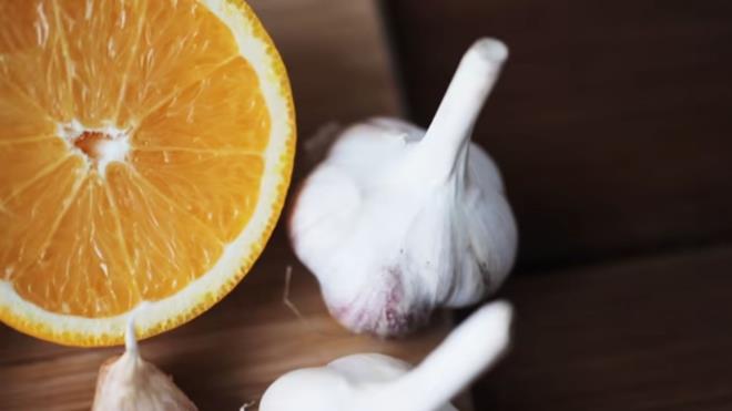 <p>Ba����kl�k sistemini desteklemek i�in s�cak besinlerin �nemine dikkat �eken Cardiff �niversitesi So�uk Alg�nl��� Merkezi'nin eski direkt�r� Emekli Profes�r Ron Eccles, �zellikle <span style="color:#800080"><strong>s�cak �orba ve yemeklerin solunum yollar�n� rahatlatt���n� belirtiyor.</strong></span></p><p>🔸Eccles'e g�re domates �orbas�, tavuk �orbas� veya baharatl� yemekler, t�k�r�k ve mukus salg�s�n� art�rarak �ks�r��� yat��t�rmaya yard�mc� oluyor. Pastil emmenin de benzer �ekilde bo�az� rahatlat�p �ks�r�k refleksini bask�lad��� ifade ediliyor.</p><p>🔸Beslenme uzman� Macciochi ise ba����kl��� desteklemek i�in sar�msak, zencefil ve shiitake mantar� i�eren s�cak et sular�n� �neriyor.</p><p>🔸Bu besinlerin hem ba����kl�k sistemini g��lendiren bile�enler a��s�ndan zengin oldu�u hem de kolay sindirilebilir yap�lar�yla hastal�k d�nemlerinde v�cudu yormad��� belirtiliyor.</p>