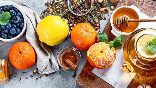 <p><strong>SARIMSAK Y�ZYILLARDIR DO�AL KORUYUCU OLARAK KULLANILIYOR</strong></p><p>🔸Health'de yer alan bilgilere g�re sar�msak, tarih boyunca hastal�klardan korunma, enfeksiyonlarla m�cadele ve yaralar�n iyile�tirilmesinde do�al bir destek olarak tercih edildi.</p><p>🔸��eri�inde muzda da bulunan fruktoz yer alan sar�msak, bu �zelli�iyle so�uk alg�nl��� belirtilerinin hafifletilmesine katk� sa�layabiliyor. Ancak uzmanlar, sar�msa��n so�uk alg�nl���n� �nleme veya tedavi etmedeki etkilerinin netle�mesi i�in daha fazla bilimsel �al��maya ihtiya� oldu�unu vurguluyor.</p>