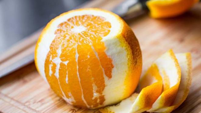 <p><strong>ZENCEF�L SOLUNUM YOLLARINI DESTEKL�YOR</strong></p><p>🔸Zencefil, en �ok mide bulant�s� ve kusmay� hafifletici etkisiyle bilinse de i�erdi�i anti-inflamatuar bile�enler sayesinde �st solunum yolu enfeksiyonlar�n�n hafifletilmesine de katk� sa�layabiliyor. Ancak uzmanlar, <span style="color:#006400"><strong>zencefilin iltihap azalt�c� etkilerini kesin olarak ortaya koyan bilimsel �al��malar�n hen�z s�n�rl� oldu�una dikkat �ekiyor.</strong></span></p><p>🔸Uzmanlar, hastal�k d�nemlerinde v�cudun yeterli s�v� almas�n�n �nemini vurguluyor. Solunum hastal�klar� uzman� Dr. Ricardo Jose, �zellikle ak�am saatlerinde su t�ketimini art�rd���n� ve yatmadan �nce limon kabu�u, zerde�al ve manuka bal� ile haz�rlanan �l�k bitki �aylar�n� tercih etti�ini belirtiyor.</p><p>🔸<strong><span style="color:#800080">Limon, burun t�kan�kl���n� hafifletirken C vitamini deste�i sa�l�yor zerde�al iltihap kar��t�</span></strong>�zellikleriyle �ne ��k�yor. Manuka bal� ise bo�az� yat��t�rmas�n�n yan� s�ra antiviral ve antibakteriyel etkileriyle biliniyor.</p>