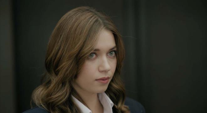 Ard�ndan Y�lmaz, �a�la'y� ve ablas�n� d���ne davet etti. D���n g�n� Do�an, Melek'in �zmir'de kendisiyle birlikte e�itimine devam edece�ini s�yleyerek babas�na rest �ekti. Bu s�rada Behram'�n hediyelerle d���ne gelmesi tansiyonu art�rd�.