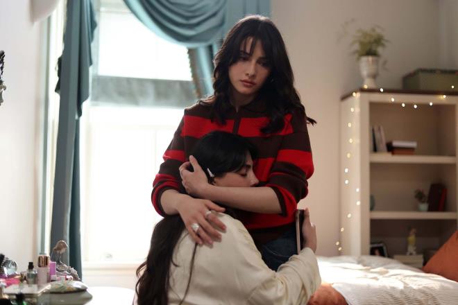 Melek, babas�n�n kendisini okuldan alaca��n� Do�an'a s�yleyerek ondan yard�m istedi. Bu s�rada Didem, Do�an'�n bulundu�u mek�na �a�la'y� g�t�rerek kar��la�malar�n� sa�lad�. Di�er yandan ablas� i�in i� g�r��mesine gitmeye karar veren �a�la, Hanc�o�lu �irketi'nin yolunu tuttu.