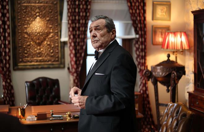 "Ben onun o�luyum ama o benim babam de�il" diyerek ameliyata giren Do�an, t�m �abas�n� ortaya koyarak Tahir'in hayata tutunmas�n� sa�lad�. Ancak hastaneye gelen polisin, cinayet silah�n�n Melek Hanc�o�lu'na ait oldu�unu ve Melek'in Tahir Hanc�o�lu'na y�nelik cinayete te�ebb�s su�lamas�yla g�zalt�na al�nd���n� s�ylemesi, herkesi derin bir �oka s�r�kledi.