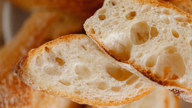 Raf �mr�n� uzatmak amac�yla rafine unlar ve �e�itli katk� maddeleriyle �retilen ticari ekmeklerin, lif oran�n�n d���k oldu�unu belirten DeCicco, bu durumun ba��rsaklardaki yararl� bakteri dengesini olumsuz etkileyebilece�ini vurguluyor.