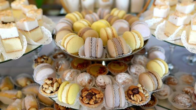 <p><strong>�LAVE �EKER</strong></p><p>�eker oran� y�ksek yiyecek ve i�ecekler, ba��rsak sa�l���n� bozan ba�l�ca etkenler aras�nda yer al�yor. ��lenmi� �r�nlerde bulunan ilave �ekerler ve rafine unlar, ba��rsak dengesini bozarak iltihaplanmay� tetikleyebiliyor.</p>