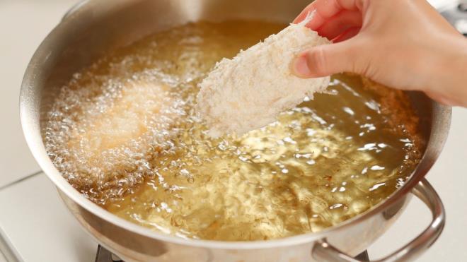 DeCicco'ya g�re, y�ksek ya� i�eri�ine sahip bu t�r g�dalar v�cut taraf�ndan daha zor sindiriliyor. Ayr�ca �o�u k�zarm�� yiyece�in rafine bitkisel ya�larla haz�rlanmas�, d�zenli t�ketimde ba��rsak mikrobiyomunda dengesizli�e yol a�abiliyor.