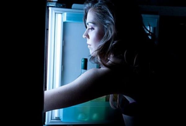 Kendimi orada buluyorum ve dolapta ne varsa yiyorum.