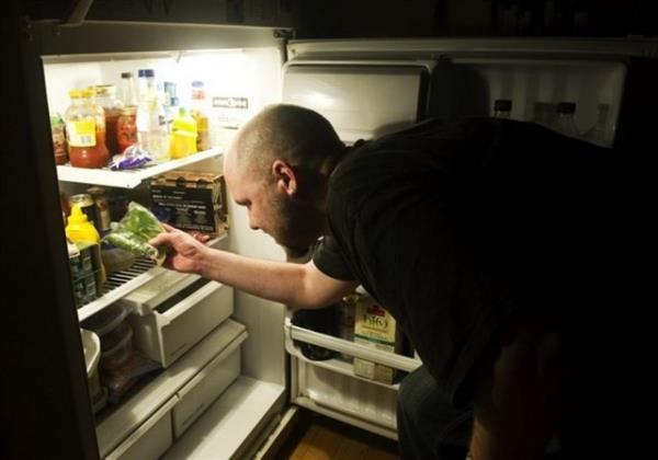 Uyurgezer misiniz? Gece sk sk uyanr msnz? Her gn olmasna gerek yok ama zellikle stresinizin artt zamanlarda geceleri kalkar msnz? Uyandnzda kendinizi buzdolabnn nnde mi buluyorsunuz?