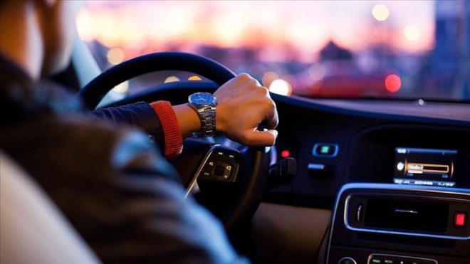 2026 PLAKA BASIM �CRET�: 850 TL<br>  Yeni y�lla birlikte g�ncellenen tarifeye g�re, tek veya �ift tak�m tescil plaka bas�m �creti 850 TL olarak belirlendi. N�bet�i noterler arac�l���yla hafta sonu i�lem yapacak vatanda�lar�n, banka �ubeleri kapal� olaca�� i�in �demelerini internet bankac�l��� �zerinden yapmalar� gerekecek.