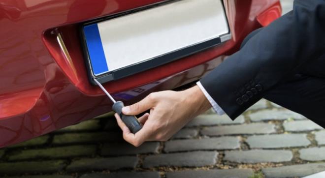 <p>Ara� tescil ve plaka de�i�ikli�i i�lemlerinde dijitalle�me ve denetim odakl� yeni bir s�re� ba�l�yor. T�OF taraf�ndan yap�lan duyuruya g�re, noter sat��lar�n�n ard�ndan ger�ekle�tirilen plaka bas�m i�lemleri i�in �deme kanallar� yeniden yap�land�r�ld�.</p>  <p><span>NAK�T �DEME D�NEM� SONA ER�YOR</span><br>2 �ubat 2026 itibar�yla y�r�rl��e girecek yeni d�zenlemeyle birlikte, plaka bas�m at�lyelerinde nakit veya kredi kart� ile �deme kabul edilmeyecek. Vatanda�lar, tescil plaka bedellerini yaln�zca �� kamu bankas� (Ziraat Bankas�, Halkbank ve Vak�fbank) arac�l���yla yat�rabilecek.</p>