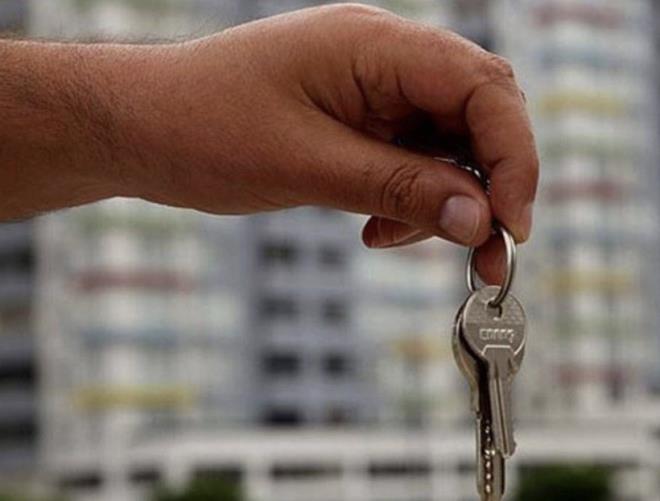 <p>YETK� �PTAL� DE AYNI EKRANDAN YAPILAB�L�YOR</p>  <p>Do�rulama yap�larak yay�mlanan ilanlarda "E�DS'den yetki do�rulamas�n�n yap�ld���" y�n�nde logoya veya ibareye yer verilecek. e-Devlet yetkilendirme ekran�nda ta��nmaz sahibi taraf�ndan verilen yetkinin iptali de yap�labilecek. Ta��nmaz sahibi taraf�ndan yap�lacak yetkilendirmenin s�resi asgari �� ay olacak, ayn� ekrandan uzat�labilecek.</p>  <p>Bakanl�k taraf�ndan belirlenen takvime g�re uygulama, teknik entegrasyonun sa�lanmas�, sorunlar�n ��z�m�ne y�nelik gerekli ad�mlar�n at�lmas�, m��teri deneyimi s�re�lerinin iyile�tirilmesi ve geli�tirilmesi i�in 1 �ubat itibar�yla pilot olarak �� b�y�k ilde ba�lat�lacak.</p>  <p>KR�T�K TAR�H 15 �UBAT</p>  <p>Pilot b�lgelerdeki uygulaman�n ard�ndan sistem, 15 �ubat'tan itibaren �lke genelinde devreye al�nacak. D�zenlemenin �lke genelinde devreye girmesiyle birlikte, ilan platformlar�nda yer alan sat�l�k ilanlar�n tamam�n�n m�lkiyet bilgileriyle e�le�mesi ve g�venli ticaret ortam�n�n tesis edilmesi sa�lanacak.</p>