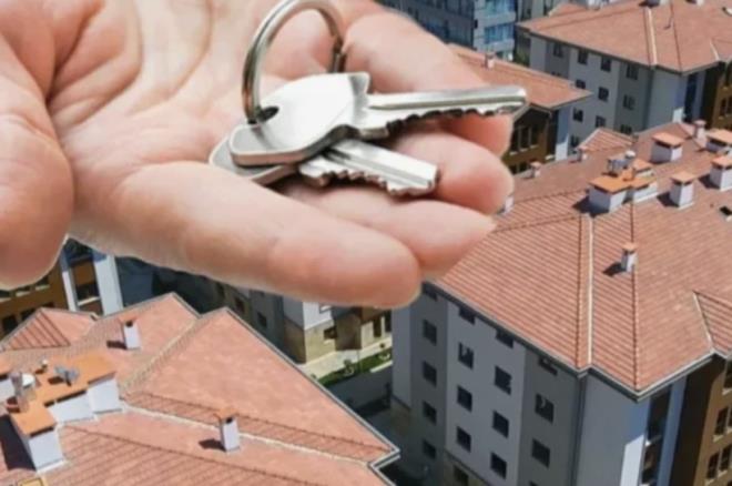 ��LEM E-DEVLET �ZER�NDEN YAPILACAK<br>    Sistem kapsam�nda ta��nmaz sahibi vatanda�lar, e-Devlet �zerinden kendilerine ait m�lk� se�erek ilan verme s�recinde emlak i�letmelerini yetkilendirecek. Bu do�rulama mekanizmas� sayesinde yetkisiz ki�ilerce a��lan ilanlar�n, sahte hesaplar �zerinden y�r�t�len fiyat manip�lasyonlar�n�n ve kay�t d��� arac�l�k faaliyetlerinin engellenmesi �ng�r�l�yor.