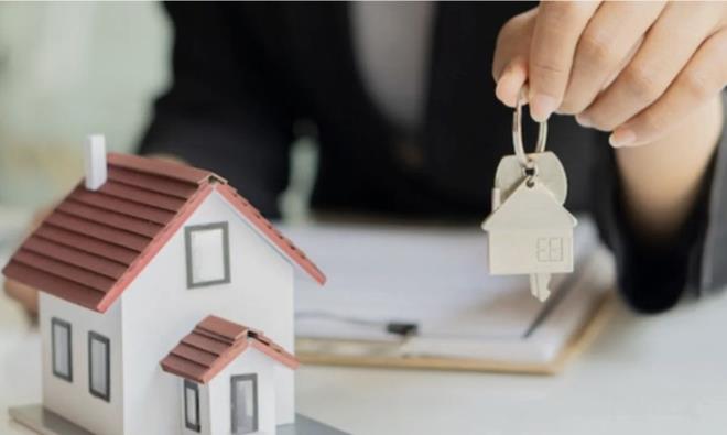 �ZM�R, ANTALYA VE S�VAS P�LOT B�LGE SE��LD�  <br>  T�rkiye T�m Emlak M��avirleri Federasyonu Ba�kan� Hac� Ali Taylan uygulamaya ili�kin de�erlendirmede bulundu. D�zenlemenin daha �nce kiral�k ilanlar i�in uygulanmas�na ba�land���n� an�msatan Taylan, "Sistem, sekt�re ciddi d�zen getiriyor. Biz de federasyon olarak bug�ne kadar emlak��lar�m�za gerekli e�itimleri verdik." diye konu�tu.  <br>  Taylan, 1 �ubat itibar�yla sat�l�k ta��nmaz ilanlar� i�in de do�rulama sisteminin zorunlu hale getirilece�ini belirterek, uygulaman�n �nce �zmir, Antalya ve Sivas'ta, 15 �ubat'tan itibaren de t�m T�rkiye'de kullan�laca��n� s�yledi. Sistemdeki ufak tefek aksakl�klar�n d�zeltilmeye �al���ld���n� dile getiren Taylan, �unlar� kaydetti: "Biz, gerekli mercilere sistemde eksik oldu�unu d���nd���m�z baz� konulara ili�kin taleplerimiz ilettik, onlardan da gerekli ad�mlar� atmalar�n� bekliyoruz. Sistem, sekt�r� ciddi anlamda d�zene sokuyor. Ka�ak, 'ayak��' dedi�imiz yetkisiz emlak��lar, ortadan tamamen kalkacak. �lan platformlar�nda �ok fazla sahte ilan olabiliyor. D�zenleme, bu t�r doland�r�c�l�klar�n da �n�ne ge�iyor. Uygulaman�n kiral�k konutlar�n yan�nda sat�l�k konutlar i�in de ba�lamas�n�n hem t�ketici hem de sekt�r a��s�ndan olumlu etkileri olacak."