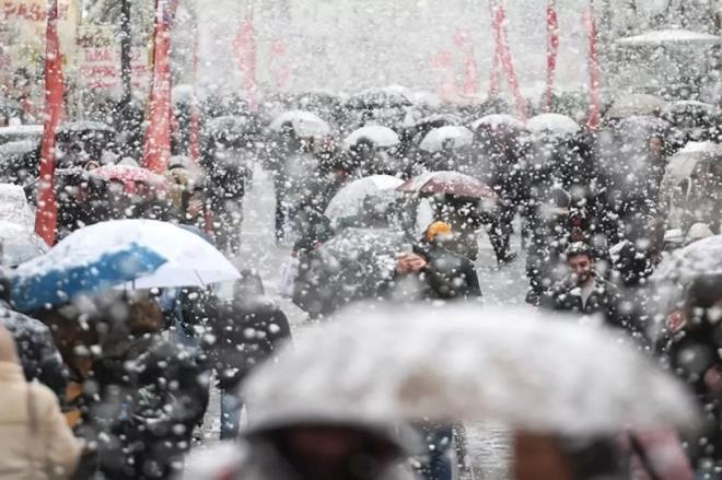 Meteoroloji&nbsp;Genel M�d�rl���'n�n yapt��� uyar�lar�n ard�ndan AKOM da&nbsp;�stanbul&nbsp;i�in&nbsp;kar&nbsp;uyar�s�nda bulundu. Yay�mlanan hava tahmin raporunda kentte hafta boyu sa�anak ve karla kar���k ya�murun etkili olaca�� bildirildi. Hafta sonuna kadar sa�anak ya����n etkisini artt�raca��n�, hafta ba��nda ise kar ya����n�n ba�layaca�� bildirildi.